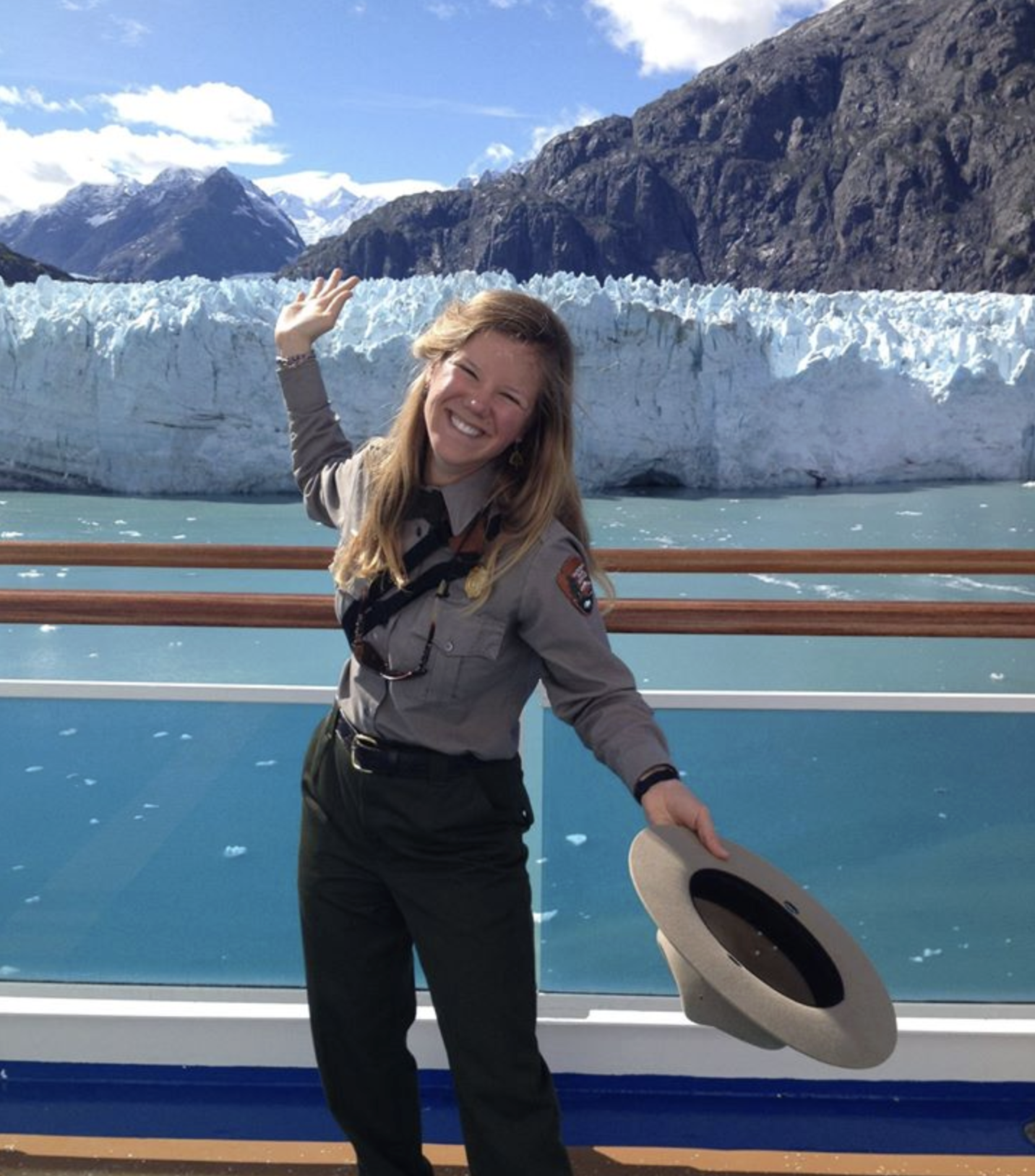 Linhart in front of glacier<br />
